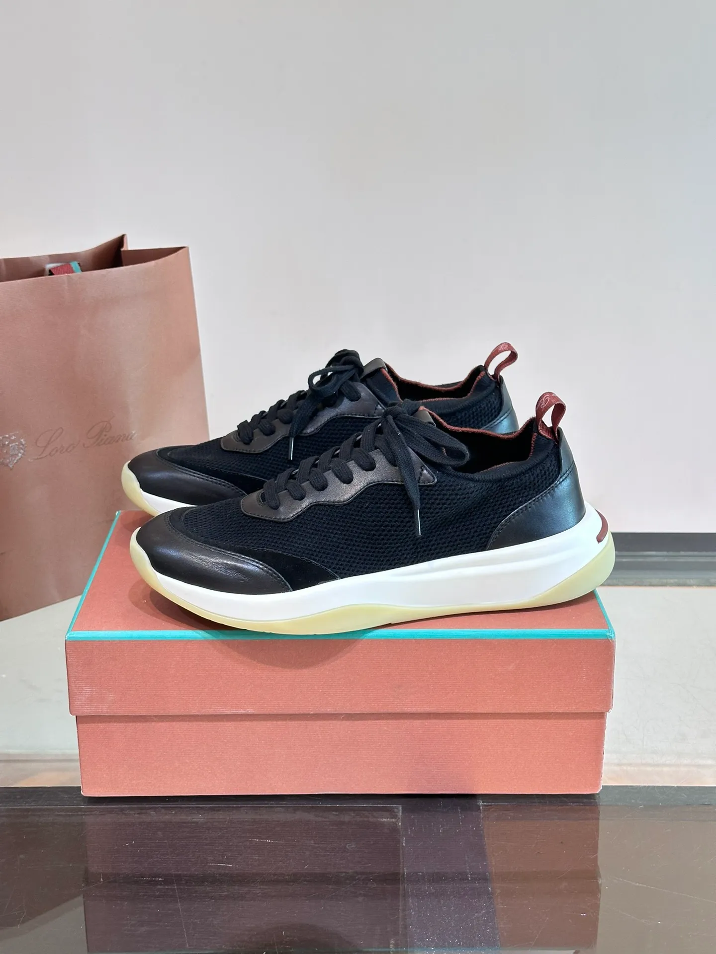 Factory price: 500💰Loro men's shoes💰iana/nuoyoupiana 410 L men's shoes💰 Walk Wish men's sneakers. This sneaker redefines the iconic 360 L men's shoes from a modern perspective💰, using a new shape and a wider silhouette design to create an extraordinary comfortable wearing experience. The ultra-light sole creates a charming modern aesthetic, with a classic slip-on construction and extra laces to wrap your foot for comfort. Smooth calfskin and wool pique knit uppers are paired with a combination suede calfskin lining and logo calfskin foot pads for ultimate comfort and breathability. The toe is inlaid with soft suede embellishments, the heel has contrasting line details, and is matched with an EVA foam and rubber outsole. The upper foot is light, soft and shock-absorbing, making it suitable for daily wear in all seasons. Comes with a full set of original packaging and complete information! Size: 39-44 (45, 46 can be customized)